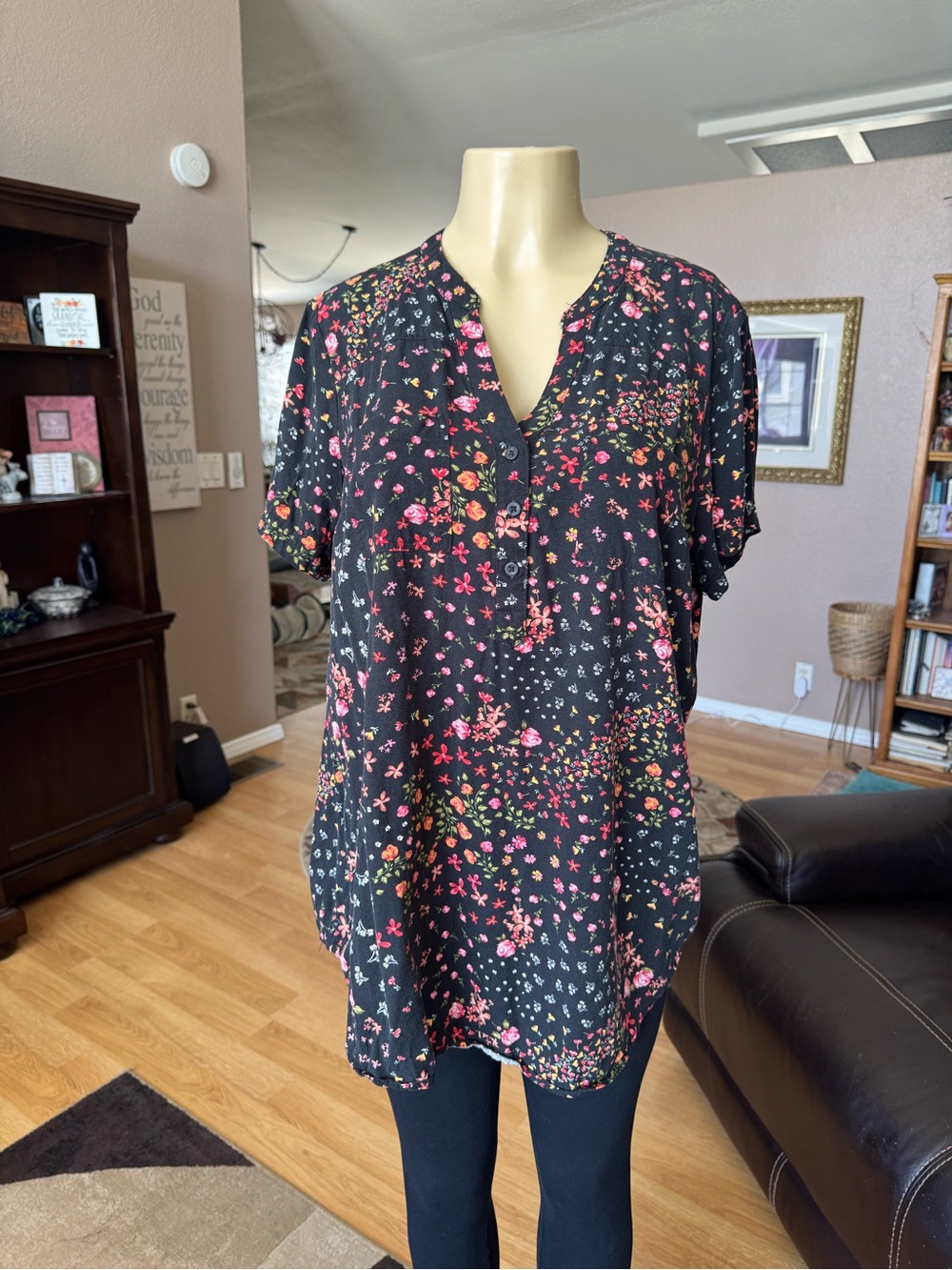 Torrid Harper black floral V-neck short sleeve blouse-size XL